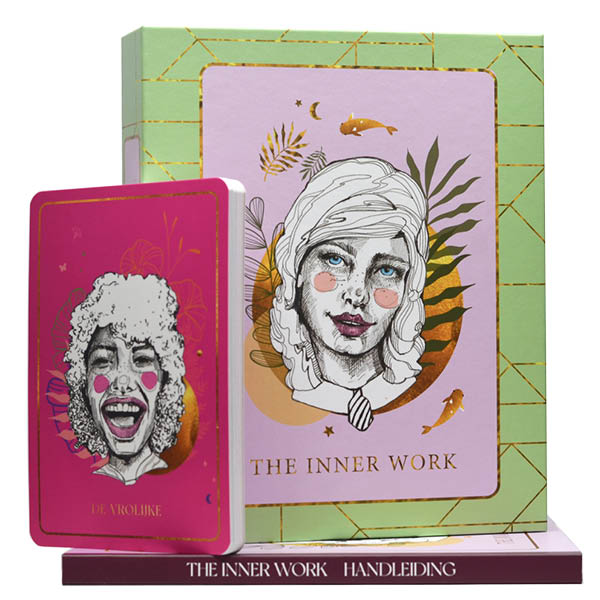 'The Inner Work' kaartendeck door Lisette Durinck bevat 44 geïllustreerde kaarten voor zelfreflectie en persoonlijke groei. Het begeleidt gebruikers bij het begrijpen van hun gedachten en gedrag. Inclusief instructieboek en opbergdoos.