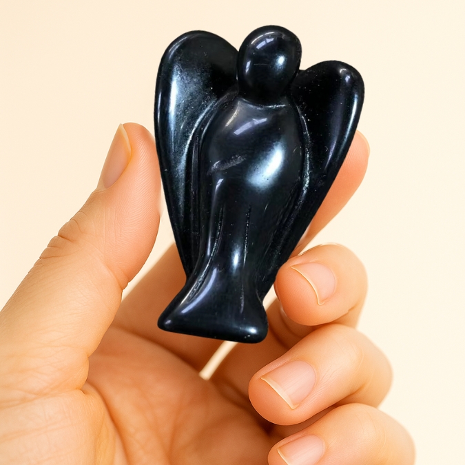 Obsidian Angel | Deep protection and grounded clarity within | Tarot.nl Obsidiaan engel | Voor zuivering, kracht en spirituele bescherming | Tarot.nl