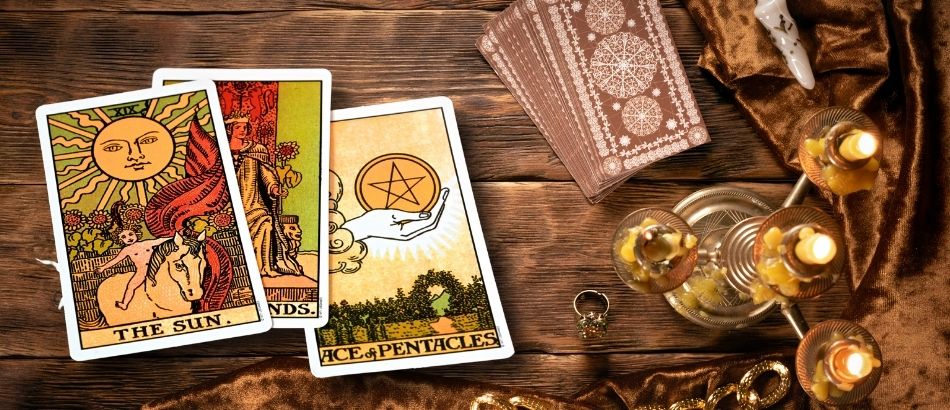 Beginnende tarotlezers vinden veel houvast in duidelijke scènes en herkenbare symbolen. Dit artikel legt uit hoe water, bergen, zon, maan en archetypen je helpen om intuïtief te duiden, zonder verdwalen in regels.